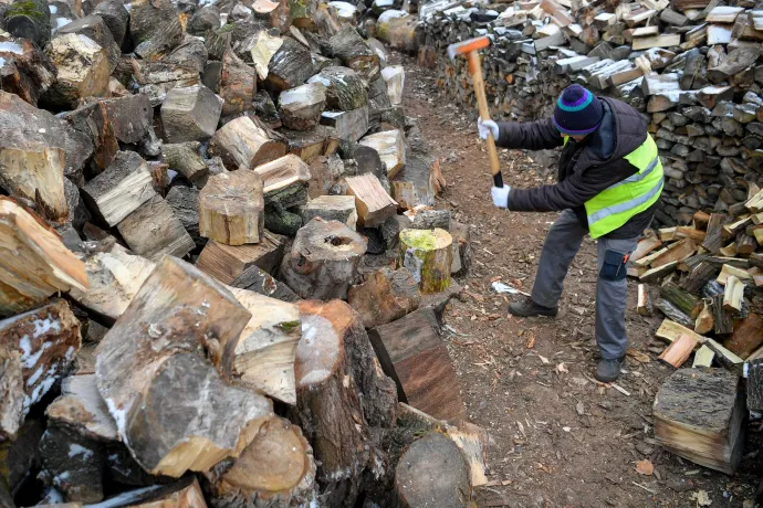 Az otthonfelújításba ömlő százmilliárdok épp csak azokat nem segítik, akiket kéne