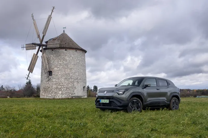 Benzinmotorral imádják a magyarok a Suzuki Vitarát, de vajon milyen az elektromos változat?