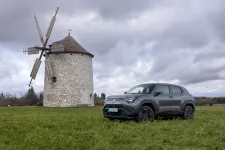 Benzinmotorral imádják a magyarok a Suzuki Vitarát, de vajon milyen az elektromos változat?