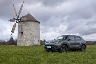 Benzinmotorral imádják a magyarok a Suzuki Vitarát, de vajon milyen az elektromos változat?