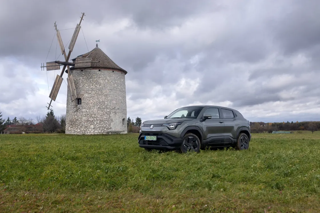 Benzinmotorral imádják a magyarok a Suzuki Vitarát, de vajon milyen az elektromos változat?