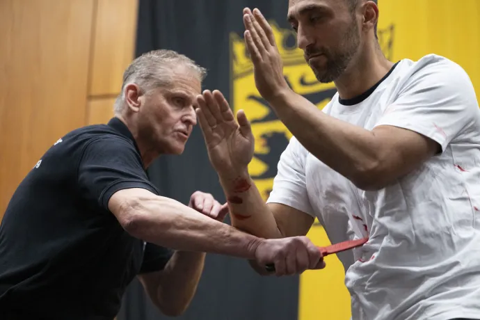 Önvédelmi bemutató a németországi Herrenbergi Rendőrtiszti Főiskolán szervezett sajtótájékoztatón 2025. szeptember 3-án, melynek témája a késes támadások veszélyei és következményei voltak – Fotó: Marijan Murat / dpa / AFP