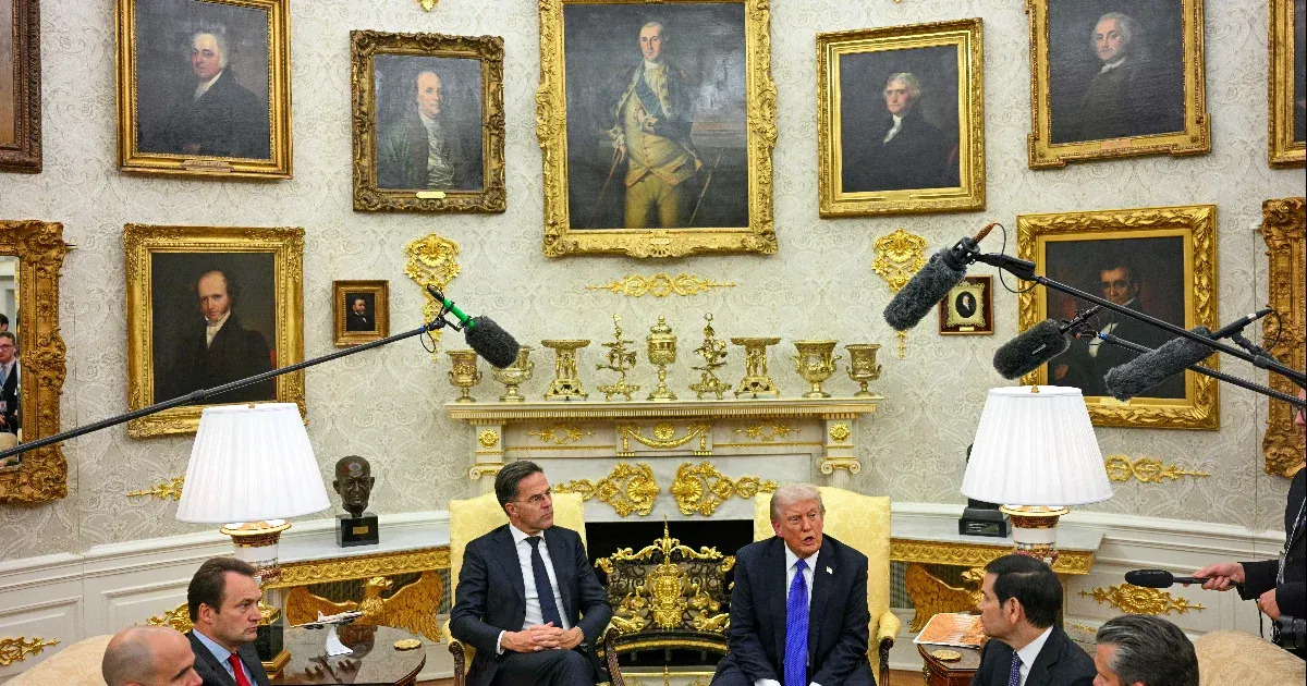 Aranyba borult Ovális Iroda, diadalív és óriási Trump-portrék középületeken – a monstre bálterem csak a jéghegy csúcsa