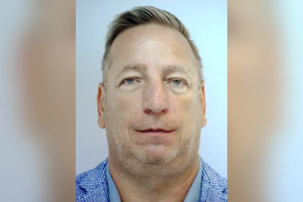 Nemzetközi elfogatóparancsot adtak ki a parkolási ügyben elítélt volt szocialista alpolgármesterre