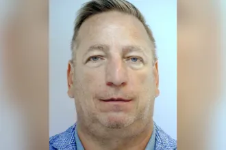 Nemzetközi elfogatóparancsot adtak ki a parkolási ügyben elítélt volt szocialista alpolgármesterre