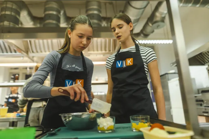 Főzni is tanulnak a diákok a program keretein belül a VIK Vendéglátó, Turisztikai, Szépészeti Baptista Technikum, Szakképző Iskola és Gimnáziumban – Fotó: Együtt a Gyermekek Egészségéért program