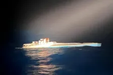 Félig merülő narkóhajót fogtak el az Atlanti-óceán közepén