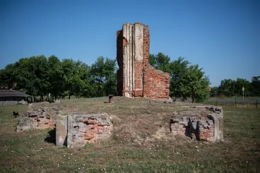 A pénzszórással és ökörsütéssel felavatott templom, amit aztán felrobbantottak a németek