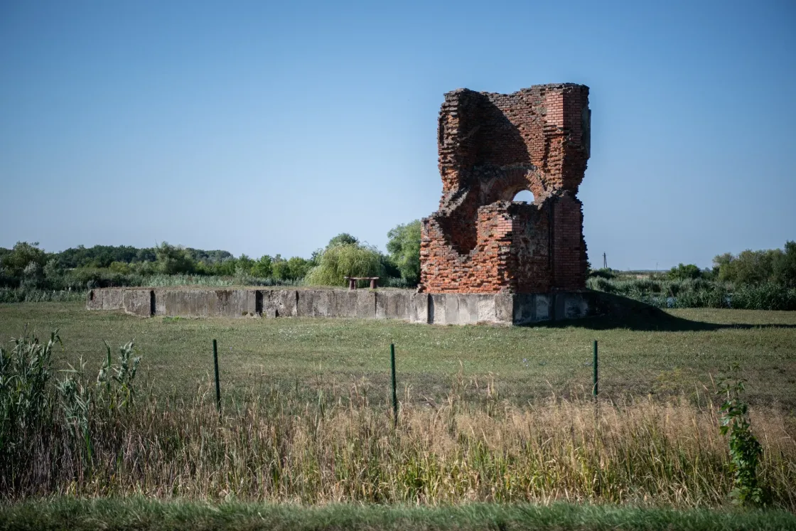 A pénzszórással és ökörsütéssel felavatott templom, amit aztán felrobbantottak a németek