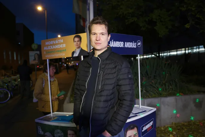 Horváth Alexander a Szigony utcában, ahol Jámbor Andrással tartottak közös fogadóórát november 3-án – Fotó: Huszti István / Telex