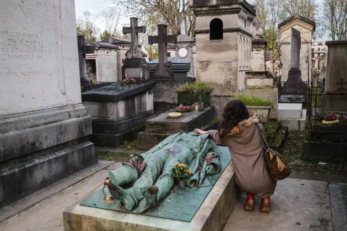 Victor Noir szobra a jellemzőbb nézetből – Fotó: Dimitar Dilkoff / AFP