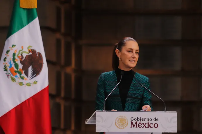 Egy részeg járókelő odament a mexikói elnökhöz, átkarolta és nyakon csókolta