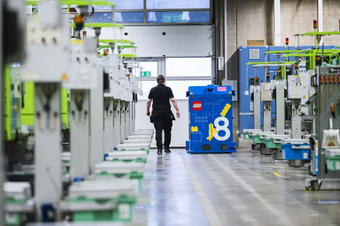 Egy munkás halad el egy robot mellett a Lego-gyár gyártósorán, 2022. november 29-én, Billundban, Dániában – Fotó: Jonathan Nackstrand / AFP; LEGO