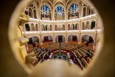 Oké, hogy vezet a Tisza a közvélemény-kutatásokban, de ez mégis hány mandátumot érhet?