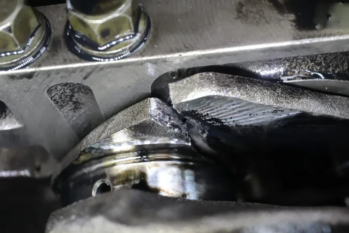 A törött alkatrész a motorban – Fotó: Rusznák András / Gor-Car