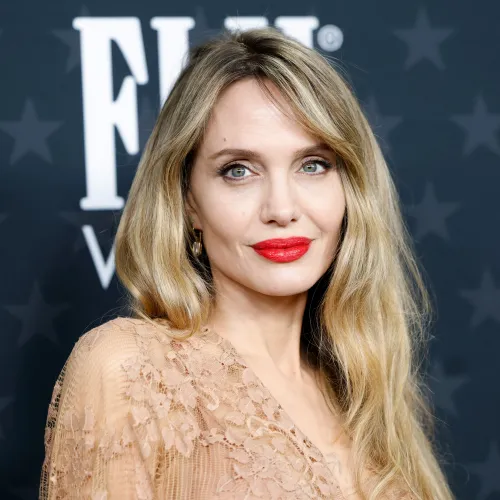 Angelina Jolie kórházakat látogathatott meg Herszonban