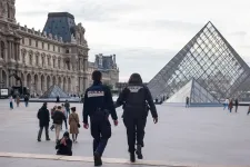 Egy alig ismert TikTok-celeb és ex-biztonsági őr is van a Louvre kirablásának gyanúsítottjai között