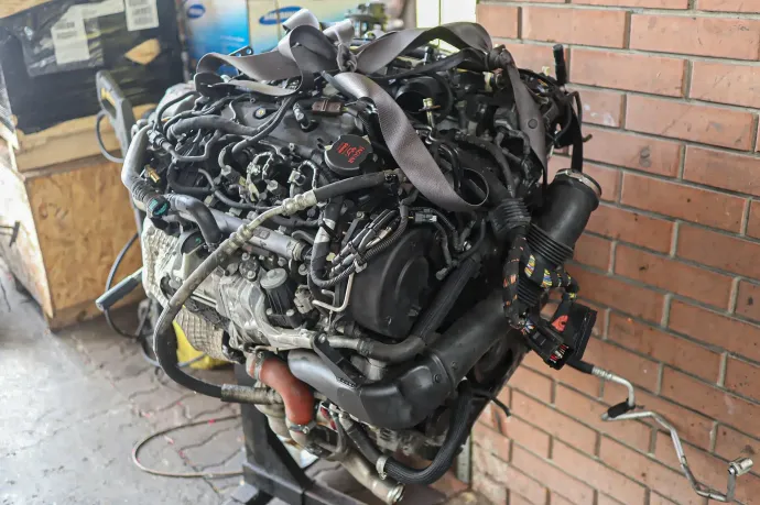 A 2010-es évjáratú Jaguar XF háromliteres dízelmotorja a kiszerelés után – Fotó: Rusznák András / Gor-Car