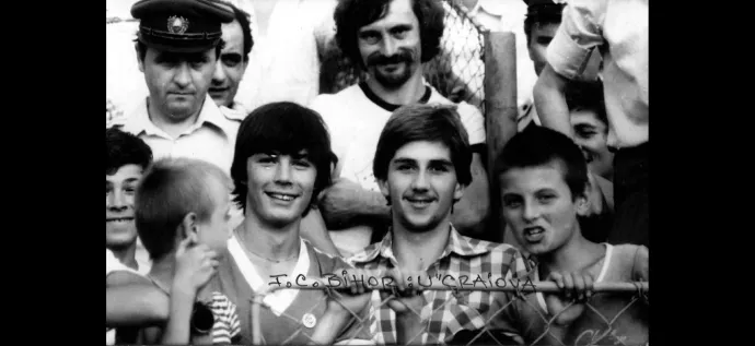 A focizó fiúk. Az első sorban középen a történetben szereplő Szilágyi Zoltán mellett a szerző, Gáspárik Attila – Fotó: Jakab Gyula / személyes archívum