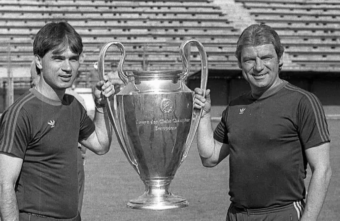 Jenei Imre a bajnoki kupával 1986-ban – Fotó: Jenei Emeric Oficial Facebook-oldal