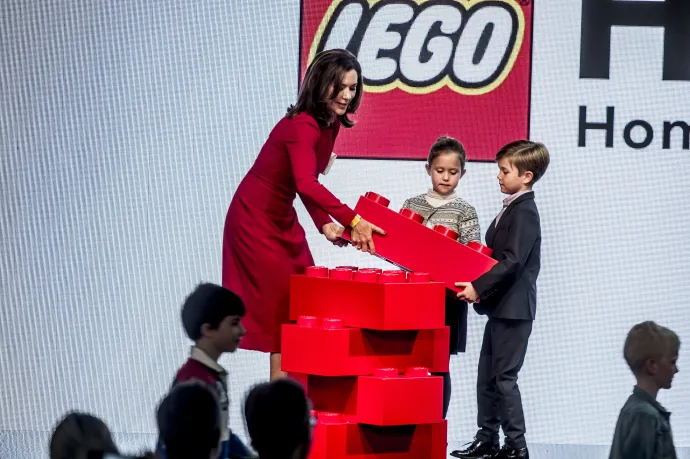 Mary koronahercegnő és gyerekei a Lego House megnyitóján, 2017. szeptember 28-án, a dániai Billundban – Fotó: Mads Claus Rasmussen / Scanpix / AFP