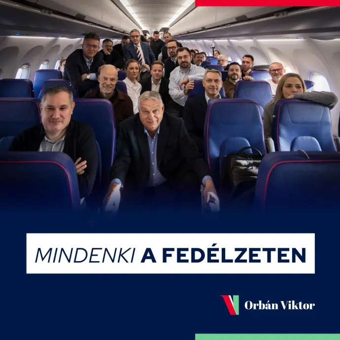Orbán Viktor a kormánydelegáció különgépén, kormánytagok társaságában – Fotó: Orbán Viktor / Facebook