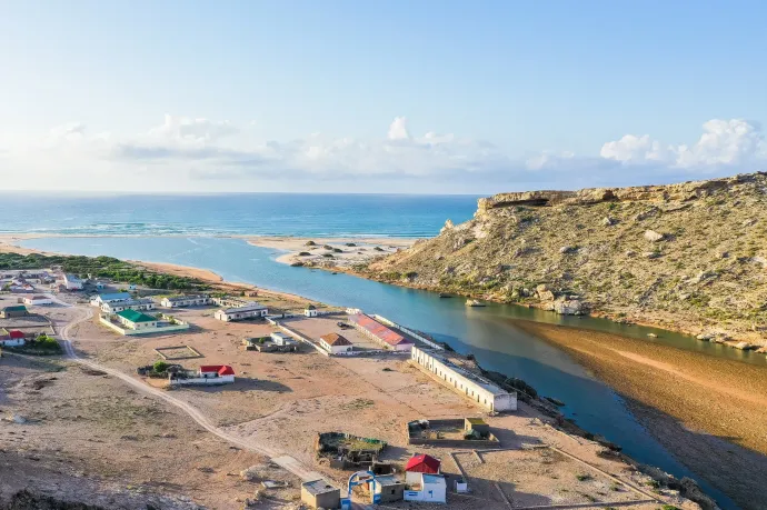 Fegyverekkel, gránátokkal támadtak meg kalózok egy tankert az Indiai-óceánon