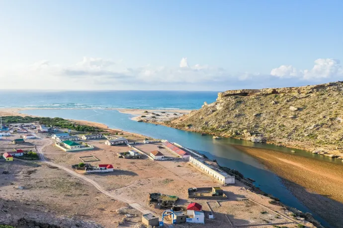 Fegyverekkel, gránátokkal támadtak meg kalózok egy tankert az Indiai-óceánon