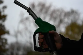 Honnan tudja a benzinkúton a töltőpisztoly, hogy tele a tank?