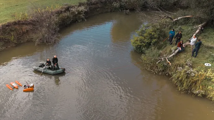 A BME kutatócsoportja az áramlást vizsgálja az Ipolyon – Fotó: Csala Dániel / Nem víznek való vidék