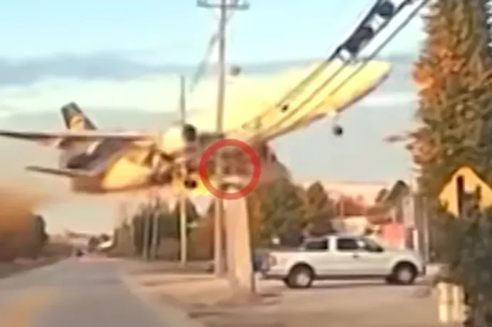 Közeli felvételen látható zuhanás közben a UPS teherszállító gépe