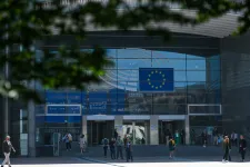 Concealed witness heard on Hungarian espionage case in closed session of EP committee