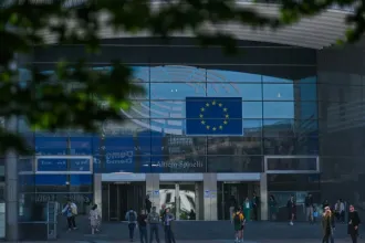 Concealed witness heard on Hungarian espionage case in closed session of EP committee