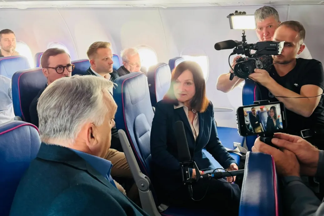 Az ATV-től a közmédiához igazolt Csuhaj Ildikó is ott ül Orbánnal a Wizz Air-gépen, kérdezett is tőle – Forrás: Telex.hu