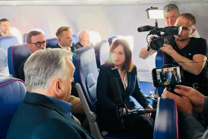 Az ATV-től a közmédiához igazolt Csuhaj Ildikó is ott ül Orbánnal a Wizz Air-gépen, kérdezett is tőle