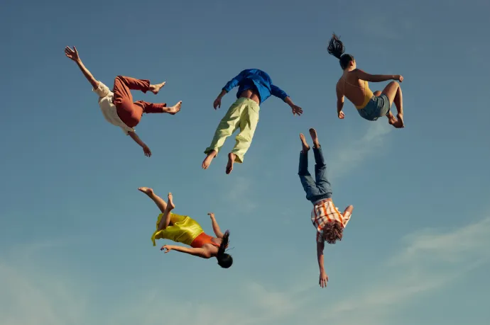 „Réka vagyok, huszonéves, és buli helyett inkább otthon ülnék.” Mitől fáradtak a Z generációs fiatalok?