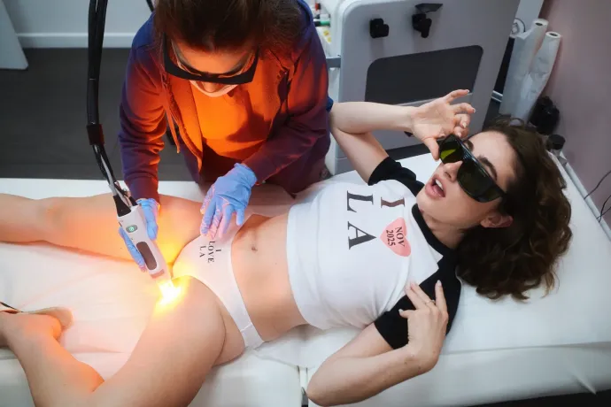 Ezek a lányok a sebtapasz helyett is mellbimbótapaszt használnak