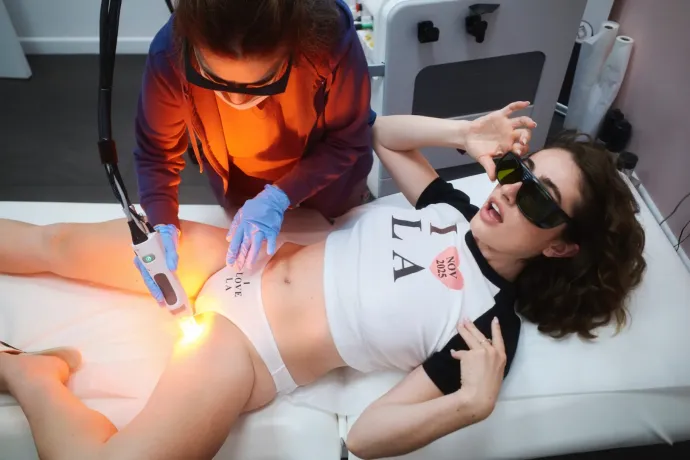 Ezek a lányok a sebtapasz helyett is mellbimbótapaszt használnak