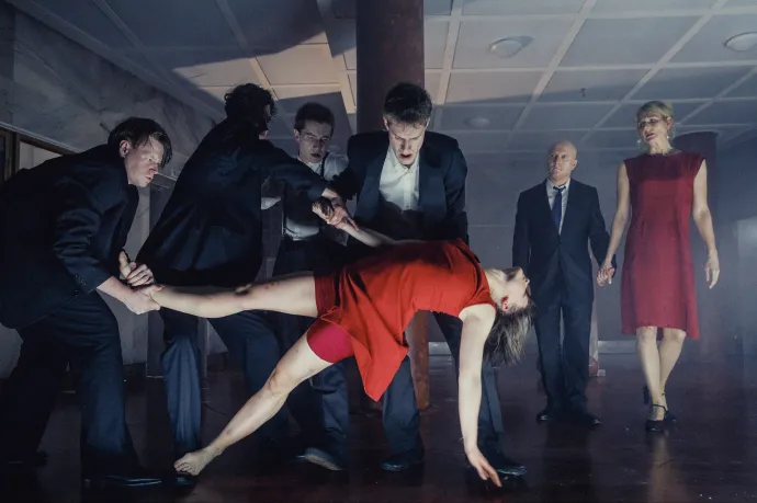 Némán nézzük, ahogy szavak nélkül, hörögve ölik egymást az SZFE aulájában