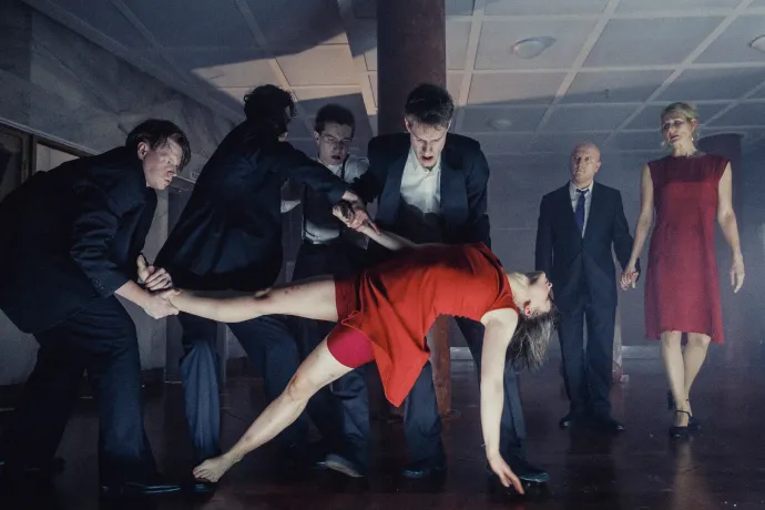 Némán nézzük, ahogy szavak nélkül, hörögve ölik egymást az SZFE aulájában