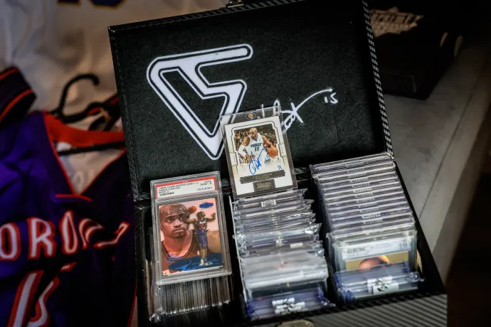 Egyedi gyártású doboz, amiben Tasnádi bevizsgált és 1/1 lapjai vannak. Fotó: Huszti István / Telex