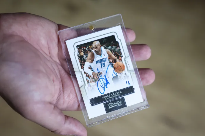 Fent egy aláírt Panini Classic Buyback Paramount 1/1 lap, lent egy 2015-16 Panini Luxe kiadvány teljes, úgynevezett szivárványa. Fotó: Huszti István / Telex