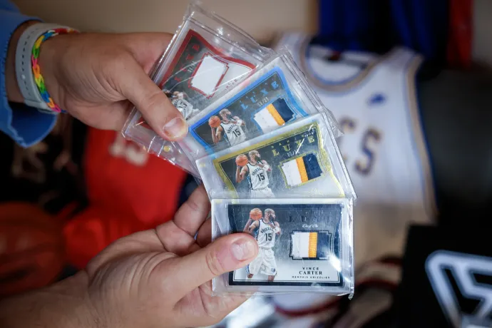 Fent egy aláírt Panini Classic Buyback Paramount 1/1 lap, lent egy 2015-16 Panini Luxe kiadvány teljes, úgynevezett szivárványa. Fotó: Huszti István / Telex