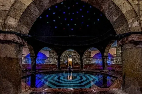 Újra lesz kötényes törökfürdőzés a Rudasban, de drágulnak a jegyek januártól