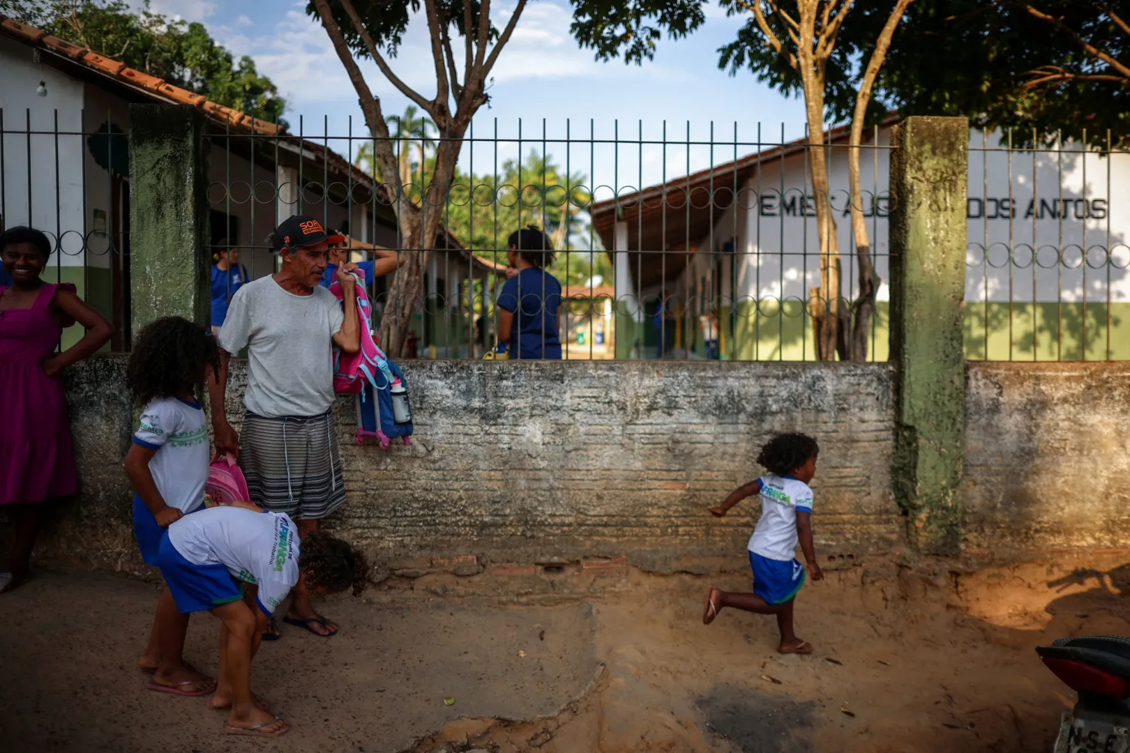 Manuel Valdinesio Nunes de Franca csónakkal szállítja unokáit az iskolába – Fotó: Adriano Machado / Reuters
