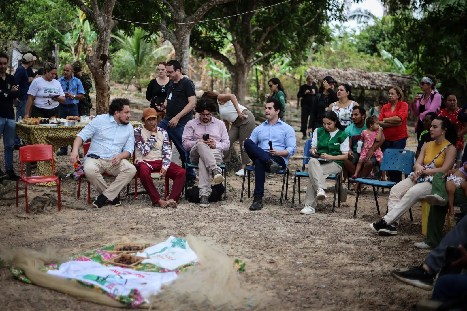 Andre Luis Cavalcanti Silva képviselő tartott meghallgatást a helyieknek, miután ismertette a kormányzati terveket – Fotó: Adriano Machado / Reuters