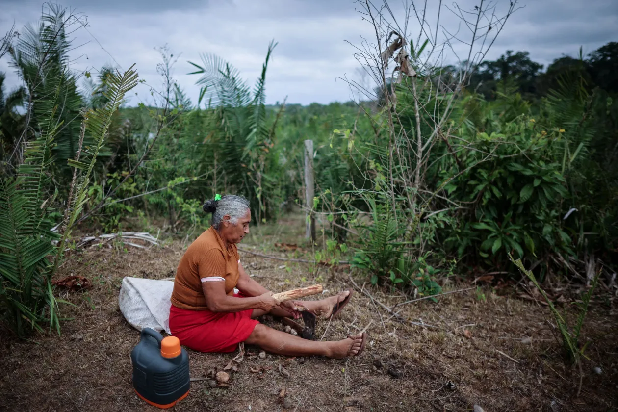 Ivonete França da Conceição munka közben és egy zsák babassu kókuszdió – Fotó: Adriano Machado / Reuters