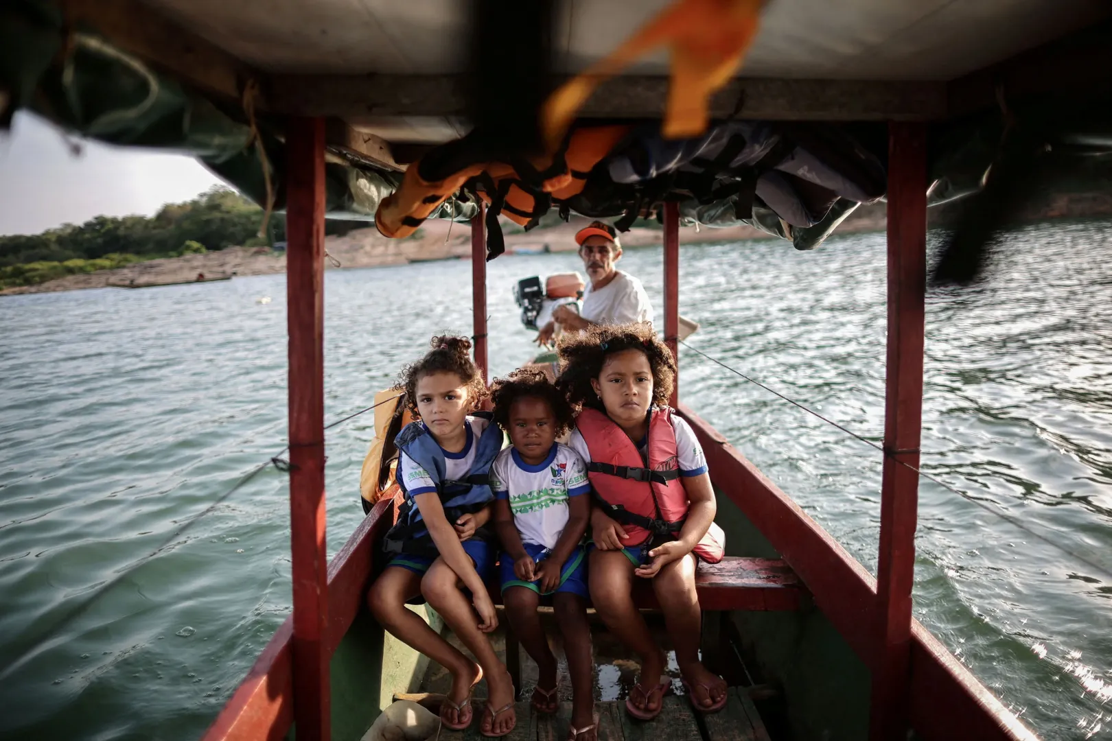 Manuel Valdinesio Nunes de Franca gyerekszállítás közben – Fotó: Adriano Machado / Reuters