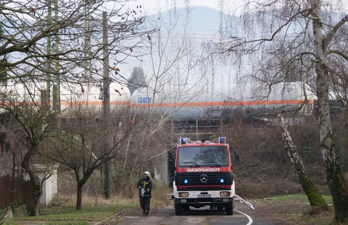 Tűzoltók a nagymarosi vasútállomásnál, ahol kisiklott a tehervonat 2023. december 30-án és a vágányok a műszaki mentést követően – Fotó: Mihádák Zoltán, Bruzák Noémi / MTI