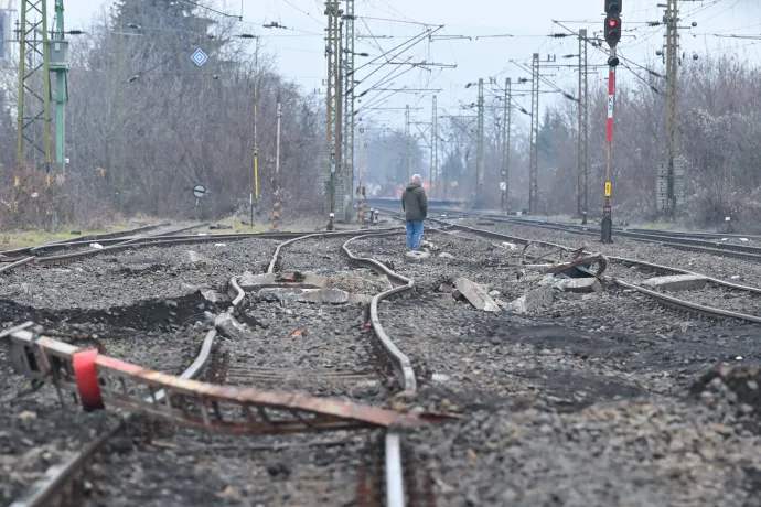Tűzoltók a nagymarosi vasútállomásnál, ahol kisiklott a tehervonat 2023. december 30-án és a vágányok a műszaki mentést követően – Fotó: Mihádák Zoltán, Bruzák Noémi / MTI